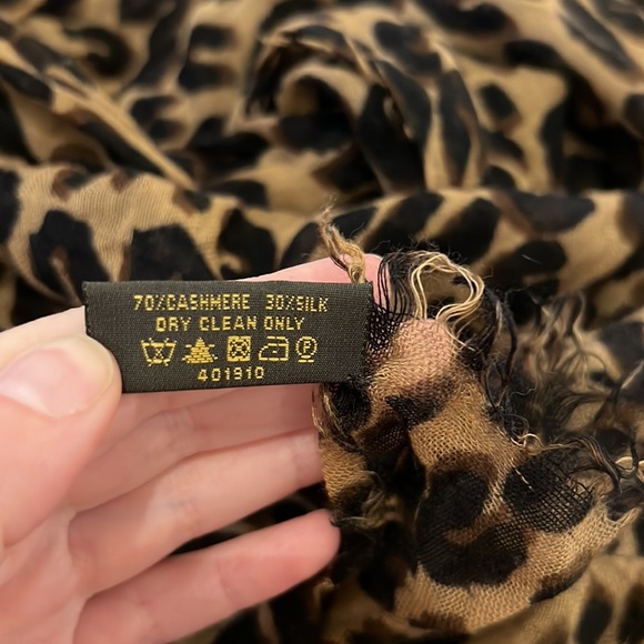 Louis Vuitton classic scarf AVAILABLE TILL 06/06 - Picture 4 of 6